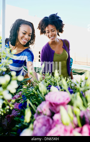 Shopping femmes ensemble au marché aux fleurs Banque D'Images