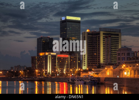 Ville illuminée la nuit, Moscou, Russie Banque D'Images