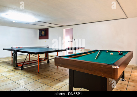 Table de billard et table de ping-pong au sous-sol Banque D'Images