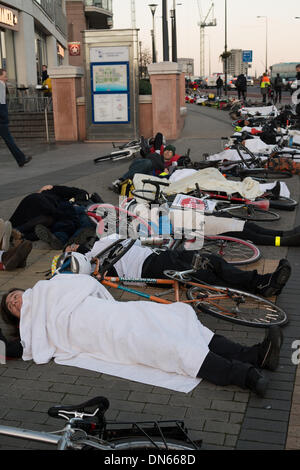 Londres, Royaume-Uni, le 19 mai 2013. Les cyclistes et leurs partisans détiennent un requiem de l'heure de pointe du matin et mourir en croix à Vauxhall en souvenir des piétons et cyclistes qui sont morts il y a des jonctions et similaires aux quatre coins de Londres. Les manifestants veulent carrefours plus sécuritaires pour les piétons et les cyclistes, l'amélioration de l'infrastructure cyclable et d'un gouvernement à dépenser l'équivalent sur la sécurité à vélo à celui trouvé dans les Pays-Bas. Credit : Patricia Phillips/Alamy Live News Banque D'Images