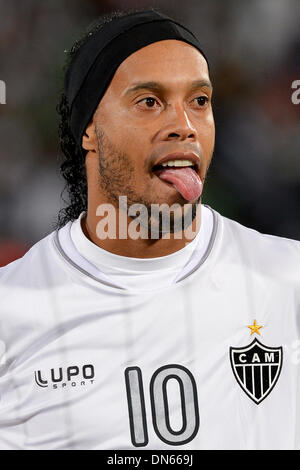 Marrakech, Maroc. Dec 18, 2013. Ronaldinho de Mineiro avant la Coupe du Monde des Clubs de la fifa football match de demi-finale entre le Raja Casablanca et de l'Atlético Mineiro à la Coupe du Monde des Clubs de la FIFA à Marrakech, Maroc, 18 décembre 2013. Photo : David Ebener/dpa/Alamy Live News Banque D'Images