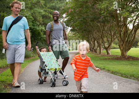 Pères et fils walking together in park Banque D'Images