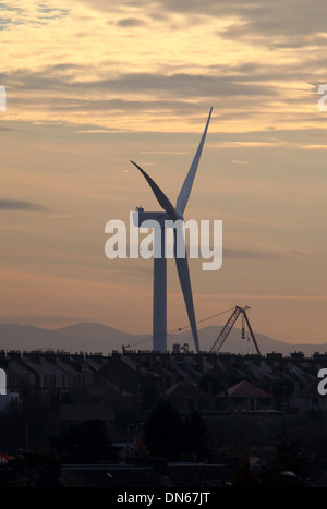 La plus grande et la plus puissante turbine éolienne offshore a une grande importance sur la ville de Methil, Fife. Banque D'Images