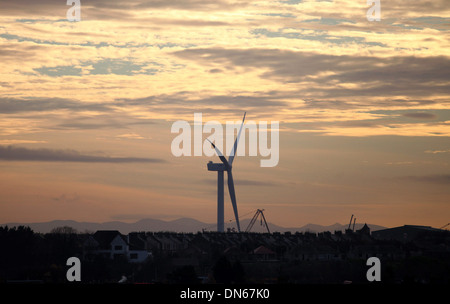 La plus grande et la plus puissante turbine éolienne offshore a une grande importance sur la ville de Methil, Fife. Banque D'Images