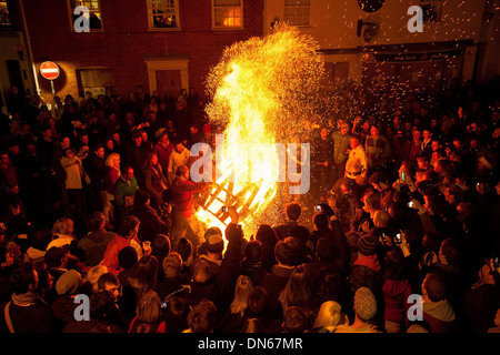 Les participants courent avec un baril de goudron brûlant à travers les rues de Honiton, Devon. Banque D'Images