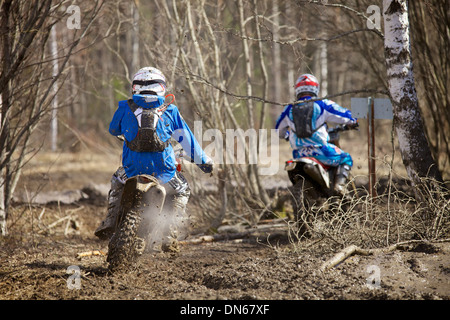 Deux motocyclettes équitation en motocross course sur terrain boueux dans Parola, Finlande Banque D'Images