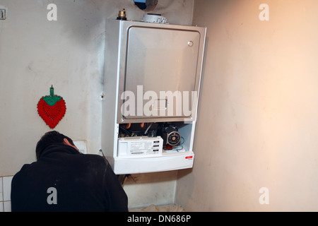 Royaume-uni london un plombier d'installer une combinaison chaudière à gaz Banque D'Images
