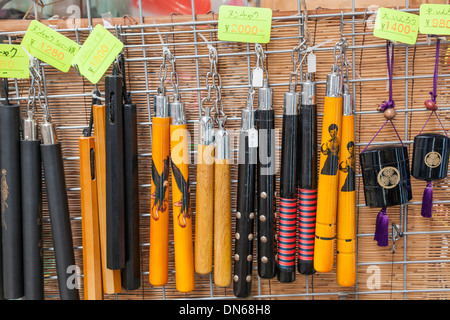 Le Japon, Honshu, le Kanto, Tokyo, Asakusa, boutique Arts Martiaux Affichage de Nunchaku Banque D'Images