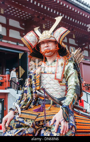 Le Japon, Honshu, le Kanto, Tokyo, Asakusa, Jidai Matsurai Festival, homme habillé en costume de guerrier Samouraï Banque D'Images
