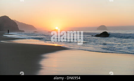 Soleil se lève au-dessus de l'horizon comme le jour se brise sur la plage de San Agustinillo, Oaxaca, Mexique Stata ; Décembre 19, 2013 Banque D'Images