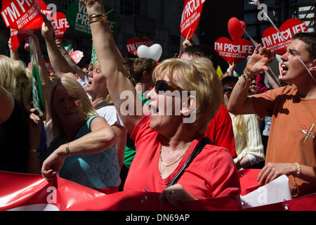 Une femme chante dans la foule à l'ensemble de l'Irlande,la vie rallye pour protester contre le projet de loi sur l'avortement en Irlande. Banque D'Images