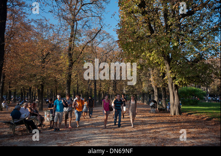 Paris, France, grands groupes personnes marchant dans le jardin à la française, 'jardin du Luxembourg', jour d'automne, étudiants dans le parc Banque D'Images