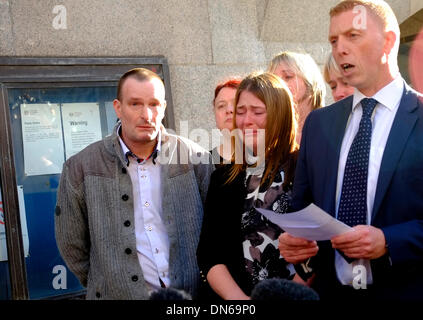 Londres, Royaume-Uni. Dec 19, 2013. La famille de Lee Rigby, y compris sa mère, soeur , fiancé et ex-épouse, faire une brève déclaration à l'extérieur de l'Old Bailey, après son procès de l'assassin se termine. Megawhat Crédit : Rachel/Alamy Live News Banque D'Images