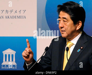 Tokyo, Japon. Dec 19, 2013. Le Premier ministre japonais Shinzo Abe parle au cours d'une réunion du Japon Akademeia à Tokyo, capitale du Japon, le 19 décembre 2013. Credit : Stringer/Xinhua/Alamy Live News Banque D'Images