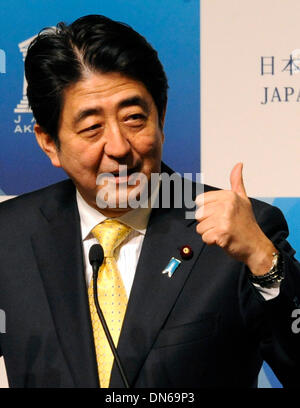 Tokyo, Japon. Dec 19, 2013. Le Premier ministre japonais Shinzo Abe parle au cours d'une réunion du Japon Akademeia à Tokyo, capitale du Japon, le 19 décembre 2013. Credit : Stringer/Xinhua/Alamy Live News Banque D'Images