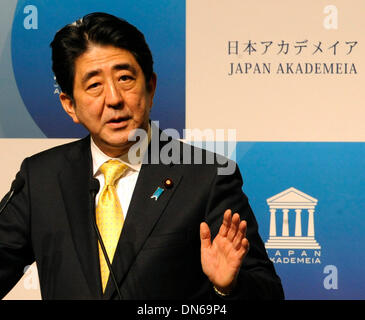 Tokyo, Japon. Dec 19, 2013. Le Premier ministre japonais Shinzo Abe parle au cours d'une réunion du Japon Akademeia à Tokyo, capitale du Japon, le 19 décembre 2013. Credit : Stringer/Xinhua/Alamy Live News Banque D'Images