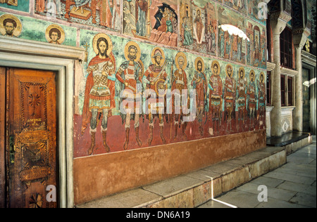 Fresques Post-Byzantine ou peintures murales de Saints militaires dans l'exonarthex de l'église principale du monastère Vatopedi Le Mont Athos en Grèce Banque D'Images