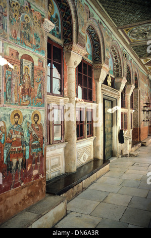 Fresques Post-Byzantine ou peintures murales de Saints militaires ou portique de l'exonarthex de l'église principale du monastère Vatopedi Catholicon ou le Mont Athos en Grèce Banque D'Images