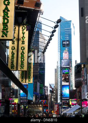 Scène de rue au Olive Garden Restaurant Italien à Times Square, NYC Banque D'Images