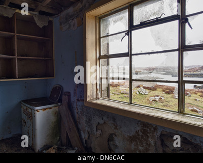 Dans la fenêtre abandonnée Croft House, Isle of Harris, Scotland Banque D'Images