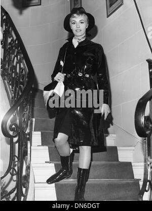 Le 6 décembre 1965 - Actrice MICHELE MERCIER descend les escaliers dans une scène du film, 'Marquise.' (image Crédit : Â© KEYSTONE Photos USA) Banque D'Images