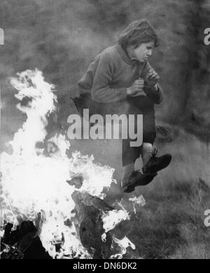 23 mai 1979 - Lieu inconnu - Douze ans cascades TERRY CAMSEY saute à travers un mur de feu. Banque D'Images