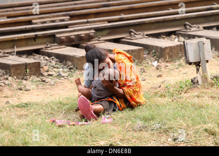 Une mère sans-abri l'amour son bébé à Kamalapur Gare à Dhaka le 19 décembre 2013. Banque D'Images