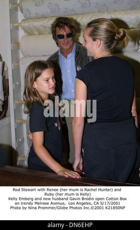 Le 17 mai 2001 - Rod Stewart avec Renee (sa mère est Rachel Hunter) et Ruby (sa mère est Kelly).Kelly Emberg et nouveau mari Gavin Brodin ouvrir boîte de coton.le quartier branché de Melrose Avenue, Los Angeles, CA 5/17/2001. Nina Prommer/ 2001 K21850NP(Image Crédit : © Globe Photos/ZUMAPRESS.com) Banque D'Images