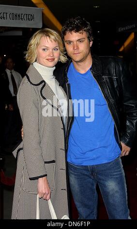 12 mars 2002 - Hollywood, Californie, USA - SUNNY MABREY ET CLAYNE CRAWFORD..«RÉSIDENT EVIL'.PREMIERE, MANN CHINETTE THEATER, Hollywood, CA.12 MARS 2002. NINA PROMMER/ 2002 .K24374NP.(Image Crédit : © Globe Photos/ZUMAPRESS.com) Banque D'Images