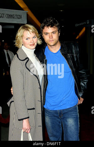 12 mars 2002 - Hollywood, Californie, USA - SUNNY MABREY ET CLAYNE CRAWFORD..«RÉSIDENT EVIL'.PREMIERE, MANN CHINETTE THEATER, Hollywood, CA.12 MARS 2002. NINA PROMMER/ 2002 .K24374NP.(Image Crédit : © Globe Photos/ZUMAPRESS.com) Banque D'Images