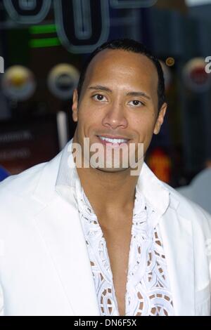 18 avril 2002 - Hollywood, Californie, USA - DWAYNE JOHNSON AKA THE ROCK..LE ROI SCORPION - PREMIÈRE MONDIALE.les studios Universal, Hollywood, CA.17 avril 2002. NINA PROMMER/ 2002 K24750NP(Image Crédit : © Globe Photos/ZUMAPRESS.com) Banque D'Images