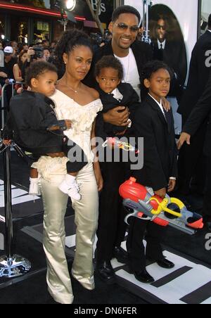 27 juin 2002 - Los Angeles, Californie, USA - Will Smith, épouse Jada Pinkett Smith, fille de saules, FILS JADEN ET FILS TROY, DROITE..'MEN IN BLACK II' - PREMIÈRE MONDIALE.MANN VILLAGE THEATRE, LOS ANGELES, CA.26 JUIN 2002. NINA PROMMER/ 2002 K25428NP(Image Crédit : © Globe Photos/ZUMAPRESS.com) Banque D'Images