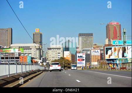 La vue depuis la route que les voitures de route vers le centre de Johannesburg. Banque D'Images