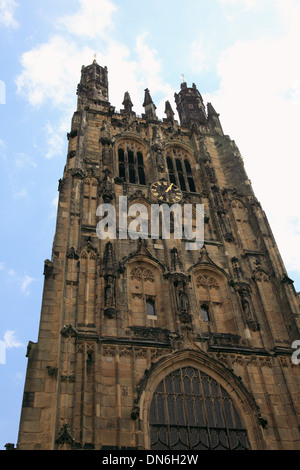 L'église paroissiale de St Giles à Wrexham. Sa tour, clocher mal nommée, est l'une des sept merveilles du pays de Galles Banque D'Images