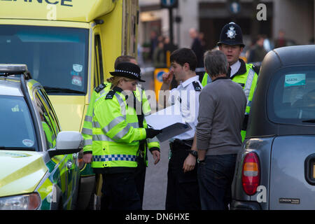 Bond Street à Londres, Royaume-Uni. 19 décembre 2013. Plusieurs policiers ont été blessés dans un incident impliquant le vol de moto sur une longue journée de shopping Crédit : Bond Street amer ghazzal/Alamy Live News Banque D'Images