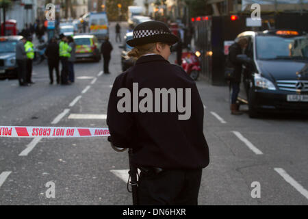 Bond Street à Londres, Royaume-Uni. 19 décembre 2013. Plusieurs policiers ont été blessés dans un incident impliquant le vol de moto sur une longue journée de shopping Crédit : Bond Street amer ghazzal/Alamy Live News Banque D'Images