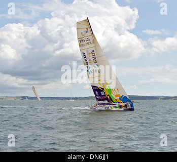 Fastnet yacht race 2013. Bateau de course Navigation sur le Solent après le départ de Cowes. Banque D'Images