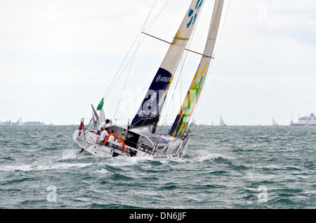 Fastnet yacht race 2013. Bateau de course Navigation sur le Solent après le départ de Cowes. Banque D'Images