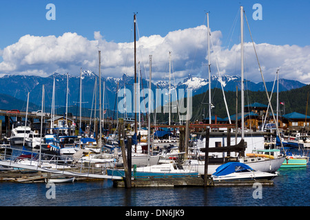 Gibsons Landing Marina, avec des montagnes enneigées en arrière-plan. Gibsons, Sunshine Coast, British Columbia, Canada Banque D'Images