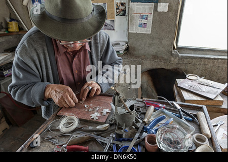 Un artisan travaillant dans l'art du filigrane dans Chordeleg Equateur Banque D'Images