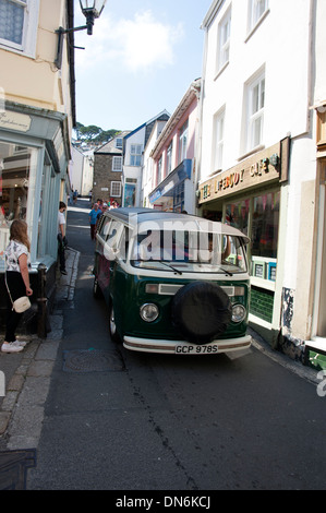 VW Campervan dans rue étroite Fowey Cornwall UK Banque D'Images