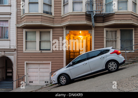 Voiture garée dans une rue en pente, San Francisco, California, USA Banque D'Images