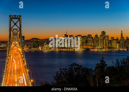 Crépuscule sur le pont de la baie et le centre-ville de l'île de Yerba Buena, San Francisco, California, USA Banque D'Images