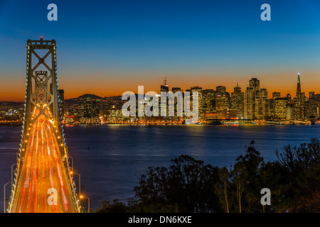 Crépuscule sur le pont de la baie et le centre-ville de l'île de Yerba Buena, San Francisco, California, USA Banque D'Images