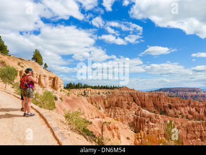 Randonneur prenant une photo sur le Navajo Loop Trail, Sunset Point, Bryce Amphitheater, Bryce Canyon National Park, Utah, USA Banque D'Images