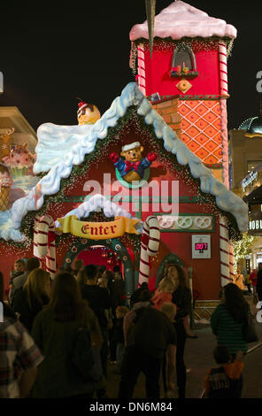 Los Angeles, Californie, USA. Dec 18, 2013. Une des décorations de Noël sont affichées au Grove shopping mall à West Hollywood, Californie, États-Unis, le jeudi 19 décembre 2013. L'accord budgétaire maintenant adoptée par le Congrès ouvrira la voie à une croissance économique plus rapide en 2014, la réduction de l'impact des réductions de budget fédéral sur l'économie de près de la moitié, les économistes disent.La mesure, adoptée par le Sénat Mercredi, permettrait de réduire les réductions de dépenses automatique prévue pour cette année de 45 milliards de dollars et, en partie compensée par des coupes. Qui pourrait stimuler la croissance en 2014 par jusqu'à 0,25  %, econom Banque D'Images