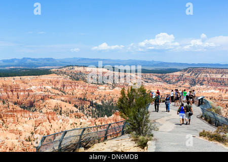 Les touristes sur le chemin de l'Amphithéâtre de Bryce Point, Bryce, Bryce Canyon National Park, Utah, USA Banque D'Images