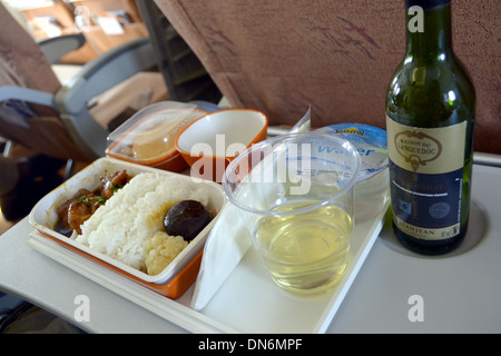 La compagnie aérienne à bord avec du vin de repas en classe économique Banque D'Images