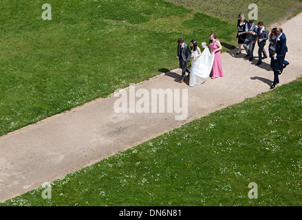 Fête de mariage marche sur chemin, Raglan, Galles, Royaume-Uni Banque D'Images