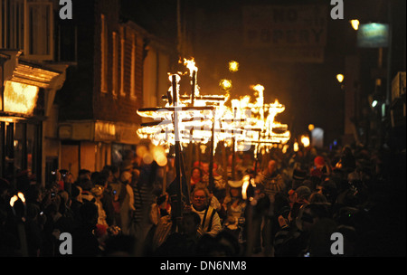 Col des croix de feu dans les rues de Lewes, sur feu de nuit, 5 novembre Banque D'Images